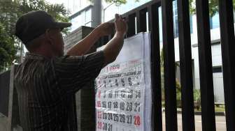 Penjual Kalender dikawasan Senen, Jakarta, Kamis (29/12). Untuk kalender ukuran besar dijual dengan harga Rp 30.000, dan Rp 10.000 untuk kalender berukuran kecil [Suara.com/Oke Atmaja]