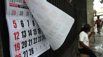 Penjual Kalender dikawasan Senen, Jakarta, Kamis (29/12). Untuk kalender ukuran besar dijual dengan harga Rp 30.000, dan Rp 10.000 untuk kalender berukuran kecil [Suara.com/Oke Atmaja]