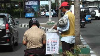 Penjual Kalender dikawasan Senen, Jakarta, Kamis (29/12). Untuk kalender ukuran besar dijual dengan harga Rp 30.000, dan Rp 10.000 untuk kalender berukuran kecil [Suara.com/Oke Atmaja]