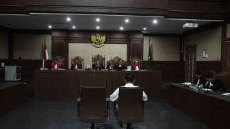 Mantan Ketua Komisi D DPRD DKI Jakarta, M Sanusi, mendengarkan pembacaan vonis dalam sidang lanjutan di Pengadilan Tipikor, Jakarta Pusat, Kamis (29/12/2016). [Suara.com/Oke Atmaja]