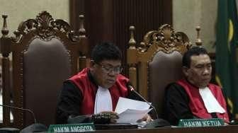 Mantan Ketua Komisi D DPRD DKI Jakarta, M Sanusi, mendengarkan pembacaan vonis dalam sidang lanjutan di Pengadilan Tipikor, Jakarta Pusat, Kamis (29/12/2016). [Suara.com/Oke Atmaja]