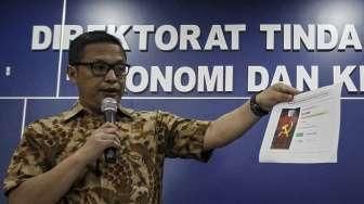 Badan Reserse Kriminal Kepolisian Negara Republik Indonesia merilis  pembuat dan penjual kaus bergambar palu dan arit di Kabupaten Bandung, Jawa Barat, Jakarta, Jumat (30/12/2016).