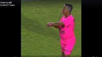 Kocak! Ini Wasit "Pink" Paling Atraktif Sedunia