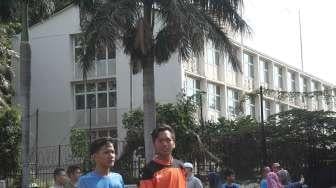 Warga melintas di lokasi bekas Kedutaan Besar (Kedubes) Inggris, Jakarta, Minggu (1/17/2017). [Suara.com/Oke Atmaja]