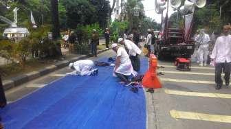 Masjid Tak Muat, Massa Penentang Ahok Salat di Jalan Raya