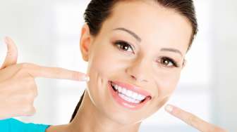 5 Cara Memutihkan Gigi yang Bisa Dilakukan di Rumah