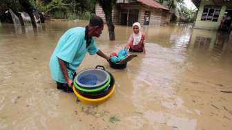 Akibat meluapnya sungai setelah diguyur hujan deras.