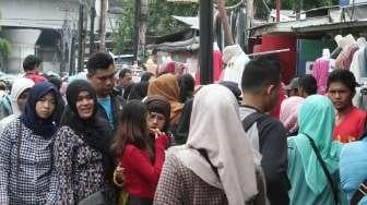 PKL Padati Trotoar di Tanah Abang