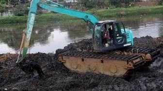 Bersihkan Sampah dan Lumpur di Kali Ciliwung