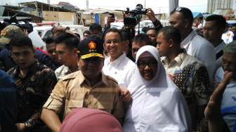 Anies-Sandi Diam Lihat Perempuan Menangis