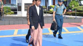 Sarung dan Sandal Jokowi Jadi Bahan Tebak-tebakan Netizen