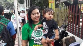 Kawal Persebaya, Bonek Ini Bawa Anaknya