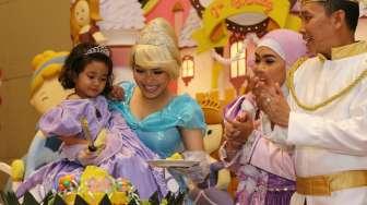 Penyanyi dangdut Ayu Ting Ting menggelar pesta ultah ke-3 anak perempuannya, Bilqis Khumairah Razak. Perayaan digelar di Margo Hotel , Depok-Jawa Barat bertemakan karakter kartun Disney, Minggu (8/1/2017).