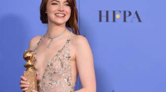 Senada dengan Warna Patung Oscar, Emma Stone Tampil Memukau