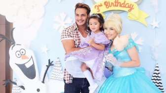 Foto Ravi Bathia Bersama Bilqis dan Ayu Ting Ting Mirip Keluarga
