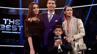 Pemain Real Madrid Cristiano Ronaldo foto dengan pacarnya Georgina Rodriguez (kiri), saudaranya Elma dan anaknya Cristiano Ronaldo Jr. Fabrice COFFRINI / AFP