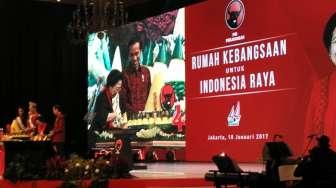 Jokowi Senyum-senyum Saat Terima Tumpeng dari Megawati