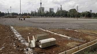 Proyek renovasi lapangan hoki dan lapangan sepak bola di kawasan Gelora Bung Karno, Senayan, Jakarta, Rabu (11/1).