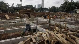 Proyek renovasi lapangan hoki dan lapangan sepak bola di kawasan Gelora Bung Karno, Senayan, Jakarta, Rabu (11/1).
