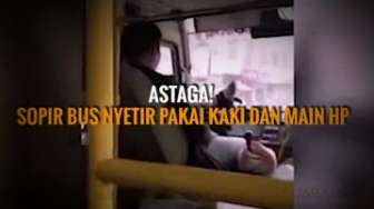 Parah! Sopir Bus Nyetir Pakai Kaki dan Main HP