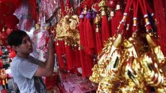 Penjual pernak pernik Imlek di pasar tradisional Pancoran kawasan Petak Sembilan, Jakarta, Kamis (12/1).