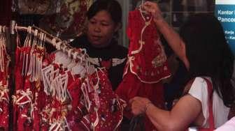 Penjual pernak pernik Imlek di pasar tradisional Pancoran kawasan Petak Sembilan, Jakarta, Kamis (12/1).