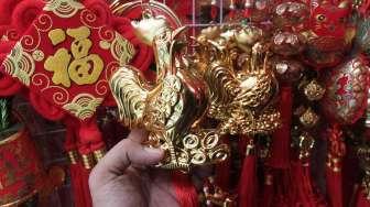Penjual pernak pernik Imlek di pasar tradisional Pancoran kawasan Petak Sembilan, Jakarta, Kamis (12/1).