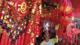 Penjual pernak pernik Imlek di pasar tradisional Pancoran kawasan Petak Sembilan, Jakarta, Kamis (12/1).