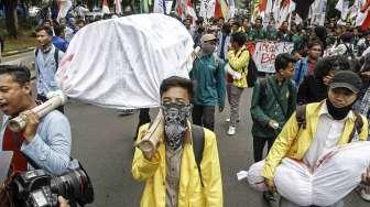 Badan Eksekutif Mahasiswa (BEM) se-Jabodetabek berunjuk rasa di depan Istana Merdeka, Jakarta, Kamis (12/1).