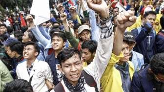 Badan Eksekutif Mahasiswa (BEM) se-Jabodetabek berunjuk rasa di depan Istana Merdeka, Jakarta, Kamis (12/1).