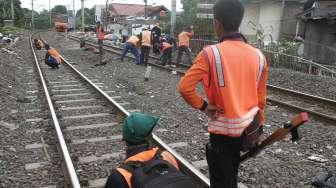 Pekerja melakukan perawatan rel di jalur KRL Manggarai-Sudirman, di Jakarta, Jumat (13/1).