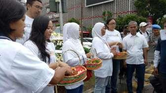 Setahun Bom Thamrin, Masyarakat Tabur Bunga di Lokasi