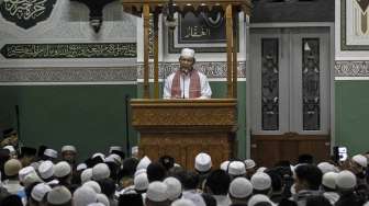 Ribuan umat Islam mengikuti kegiatan salat Subuh berjamaah dan Tabligh Akbar Politik Islam (TAPI) yang diselenggarakan oleh GNPF MUI di Masjid Agung Al-Azhar, Kebayoran Baru, Jakarta, Minggu (15/1).