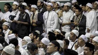 Ribuan umat Islam mengikuti kegiatan salat Subuh berjamaah dan Tabligh Akbar Politik Islam (TAPI) yang diselenggarakan oleh GNPF MUI di Masjid Agung Al-Azhar, Kebayoran Baru, Jakarta, Minggu (15/1).