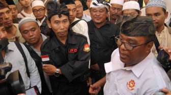 Sejumlah tokoh Hindu dan Islam Bali berdiskusi saat melaporkan Front Pembela Islam (FPI) ke Polda Bali, Senin (16/1).