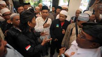 Sejumlah tokoh Hindu dan Islam Bali berdiskusi saat melaporkan Front Pembela Islam (FPI) ke Polda Bali, Senin (16/1).