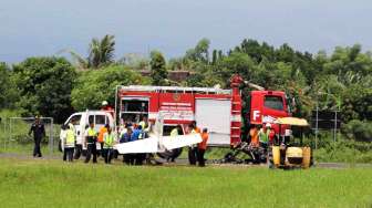 Sejumlah petugas mengevakuasi bangkai pesawat latih yang gagal landing di Bandara Blimbingsari, Banyuwangi, Jawa Timur, Senin (16/1).