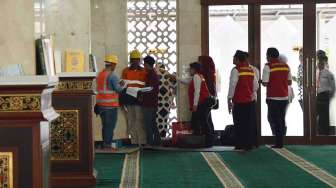 Sejumlah penyidik Bareskrim Polri mengecek kondisi bangunan Masjid Al-Fauz di kompleks kantor Wali Kota Jakarta Pusat, Senin (16/1).