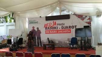 Ahok Sidang, Relawan Sibuk Selfie di Rumah Lembang