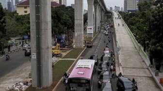 Jalur layang Mass Rapid Transit (MRT) Jakarta yang berada di kawasan Sultan Hasanuddin, Jakarta, Selasa (17/01).
