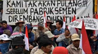 Warga Rembang yang tergabung dalam Jaringan Masyarakat Peduli Pegunungan Kendeng (JMPPK) menggelar aksi penolakan pendirian pabrik semen, di Semarang, Jawa Tengah, Selasa (17/1).