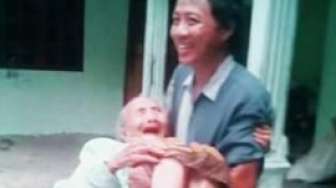 Bikin Trenyuh, Cara Anak Ini bawa Ibunya ke Puskesmas