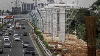 Proyek transportasi kereta api ringan atau Light Rail Transit (LRT) di samping jalan Tol Jakarta-Jagorawi, Cililitan, Jakarta, Selasa (17/1).