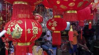 Para pedagang menjajakan pernak-pernik perayaan Imlek kepada calon pembeli di Jalan Pancoran Raya, Glodok, Jakarta, Rabu (18/1/2017). [Suara.com/Kurniawan Mas'ud]