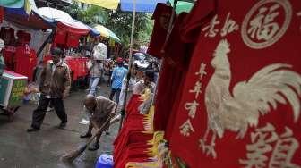 Para pedagang menjajakan pernak-pernik perayaan Imlek kepada calon pembeli di Jalan Pancoran Raya, Glodok, Jakarta, Rabu (18/1/2017). [Suara.com/Kurniawan Mas'ud]