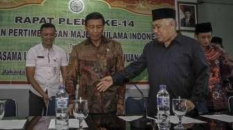 Menteri Koordinator Bidang Politik, Hukum dan Keamanan Wiranto menghadiri rapat pleno ke-14 Dewan Pertimbangan MUI di Jakarta, Rabu (18/1)