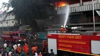 Petugas berusaha memadamkan api yang membakar kios di bangunan Blok I dan Blok II Pasar Senen di Jakarta, Kamis (19/1).