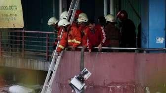 Petugas berusaha memadamkan api yang membakar kios di bangunan Blok I dan Blok II Pasar Senen di Jakarta, Kamis (19/1).