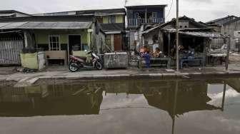 Genanangan banjir rob yang meluap di kawasan Kali Adem, Muara Angke, Jakarta, Kamis (19/1).