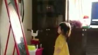 Anda Pasti Tertawa Lihat Anak Kecil Ini Bersin